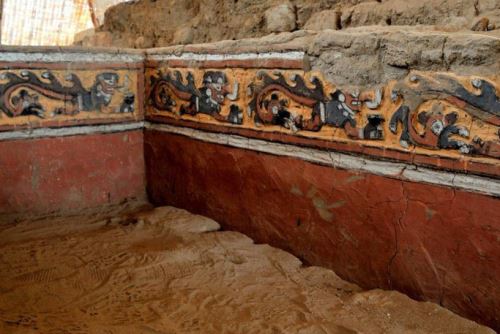 Frisos policromados hallados en sitio arqueológico Huaca Bandera.