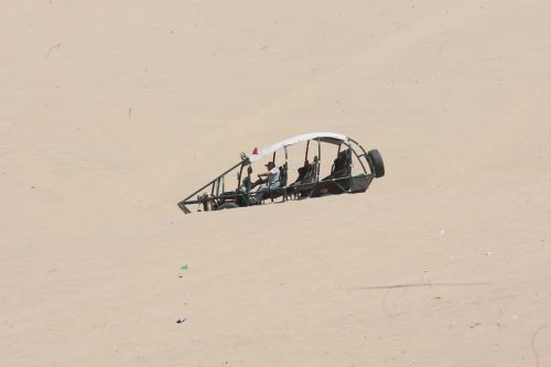 Vehículos tubulares brindan un servicio informal en el desierto de Ica.