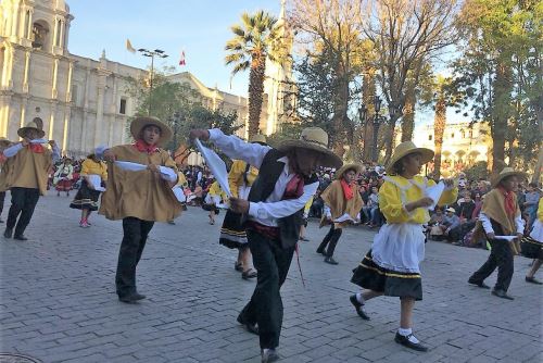 Durante el desfile se presentaron grupos que bailaron danzas típicas de Arequipa.