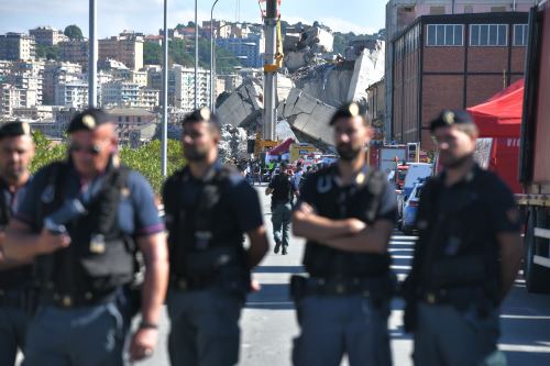 Policías en el puente Morandi