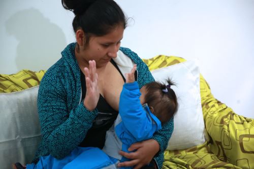 Cuna Más promueve la lactancia materna para combatir la anemia infantil.