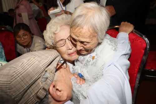 Surcoreana Jo Hye-do, de 86 años, abraza a su hermana norcoreana Jo Soon-do