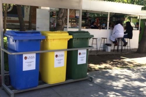 Comercios ubicados dentro de campus universitario se adaptaron a medida que prohíbe uso de envases de plástico.