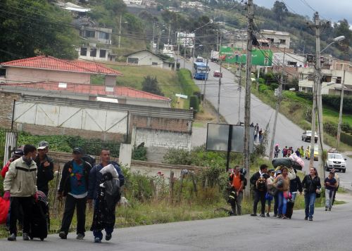 Venezolanos en caminata desde Ecuador a Perú