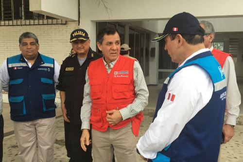 Ministro del Interior, Mauro Medina, supervisa labor de oficina de Migraciones en Tumbes.