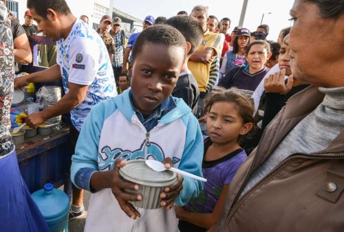Venezolanos reciben comida de voluntarios
