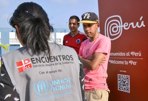 Venezolanos reciben información de personal de la ONU
