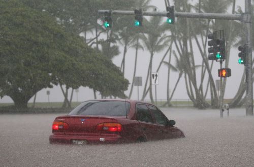 Automóvil sumergido por el huracán Lane