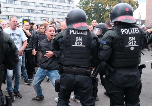 Policía enfrenta a manifestantes de extrema derecha en Chemnitz