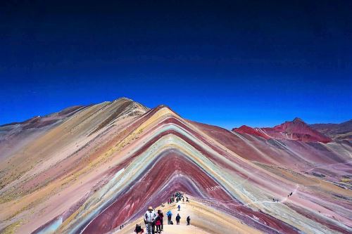 La montaña Vinicunca o de siete colores está ubicada a más de 5,200 metros sobre el nivel del mar.