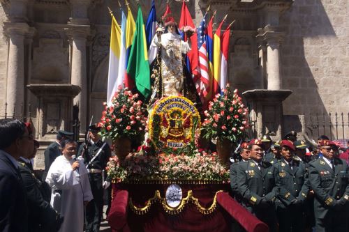 Policías, autoridades y población acompañaron imagen de Santa Rosa de Lima.