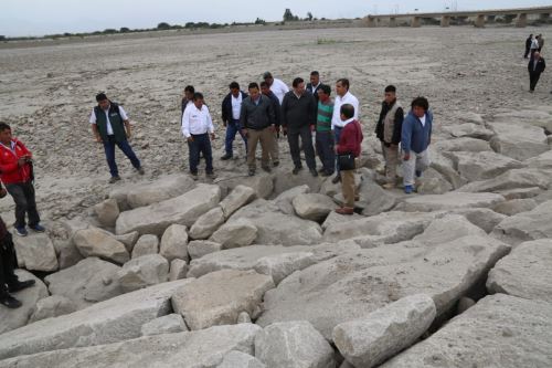 Ministro de Agricultura supervisó trabajos de descolmatación en río Chicama.