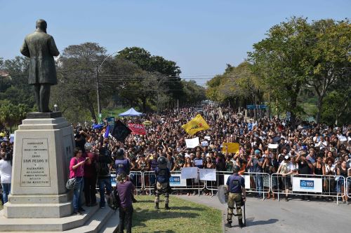 Gente protesta afuera del Museo de Río