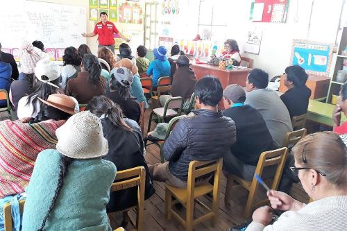 Padres de familia aprenden sobre ventajas de los huertos escolares.