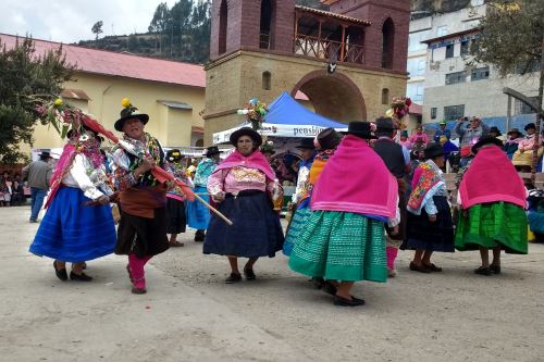 Adultos mayores de Chacayán mostraron sus conocimientos en danzas y tejidos tradicionales.