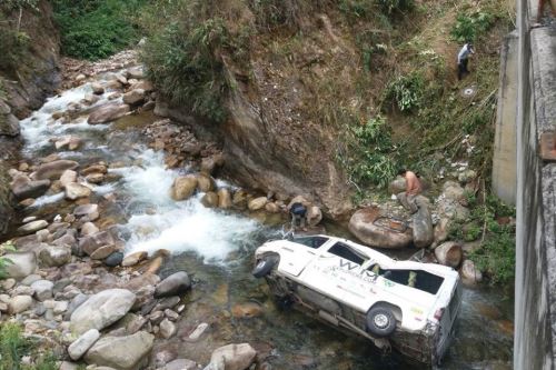 Van con turistas a bordo se despistó y cayó a un pequeño río en la provincia de La Convención.