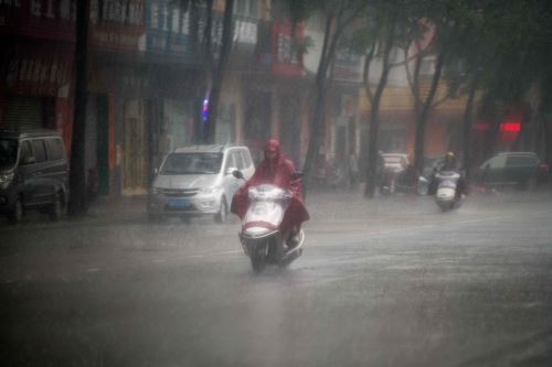 Motociclista maneja luego del paso del tifón