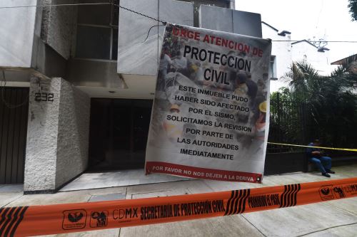 Aviso de Defensa Civil en edificio de México