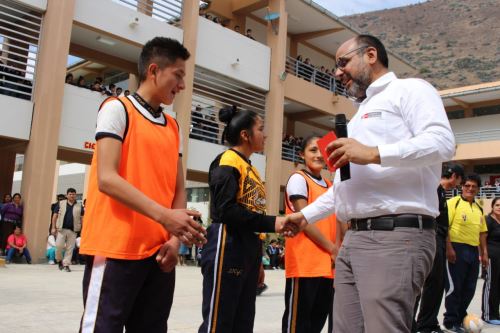 El ministro de Educación, Daniel Alfaro, pidió a los escolares sacarle tarjeta roja a la violencia.