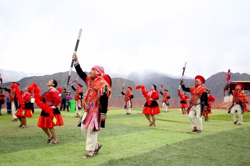 Con coloridas danzas, Urubamba celebró inauguración de relleno sanitario y la planta de tratamiento de aguas residuales.