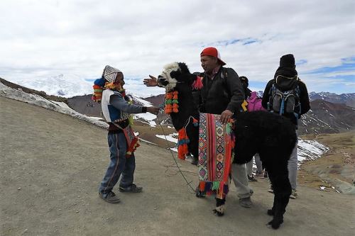 Alrededor de 1,500 turistas por día recibió la montaña Vinicunca durante este año.