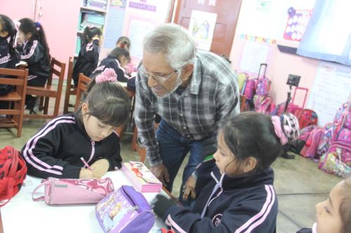 Docentes participaron como asesores de aula y orientaron a los escolares sobre la revaloración y los derechos de los adultos mayores.