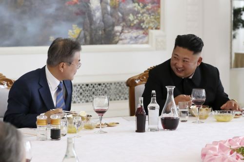 Presidentes cenan en un restarante