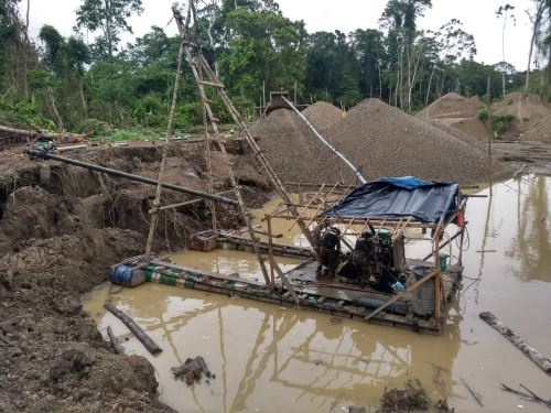 Entre el material destruido figuran cinco motores, cinco balsas, cuatro tolvas, 60 metros de alfombra, un generador eléctrico y 40 galones de petróleo.