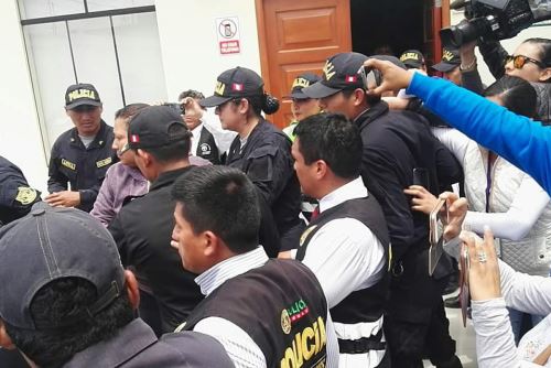 En medio de estrictas medidas de seguridad, Danyk Farfán Reto, la mujer acusada de abusar sexualmente de sus menores hijas, fue trasladada al penal Cambio Puente, en Chimbote.