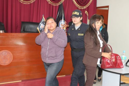 Danyk Farfán Reto, la mujer acusada de abusar sexualmente de sus menores hijas, lloró durante audiencia en el juzgado de Huarmey.