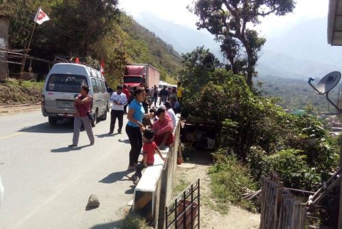 Piquetes de productores cocaleros bloquean diversos tramos de la carretera Cusco-Quillabamba, vía alterna de ingreso al parque arqueológico de Machu Picchu.