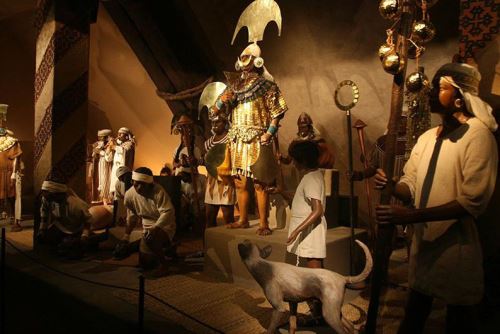 El museo exhibe los restos del Señor de Sipán y el contexto funerario hallado en Huaca Rajada.