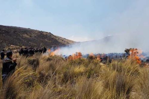 El incendio se inició en una zona de abundante paja de puna (ichu), lo que facilitó la expansión del fuego.