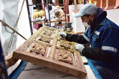 Con sumo cuidado, especialistas restauran gran cantidad de obras de arte como retablos, lienzos, esculturas, pintura mural y mobiliario religioso.