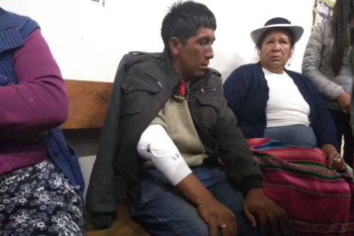 Uno de los sobrevivientes de accidente en el sector Anra Tincoc de la carretera Cusco-Paruro-Chumbivilcas se recuperan en el Hospital Antonio Lorena.