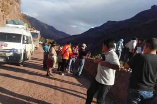 Pobladores y pasajeros ayudaron a socorrer a los heridos del accidente.