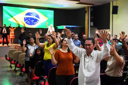 Fieles brasileños en iglesia evangélica