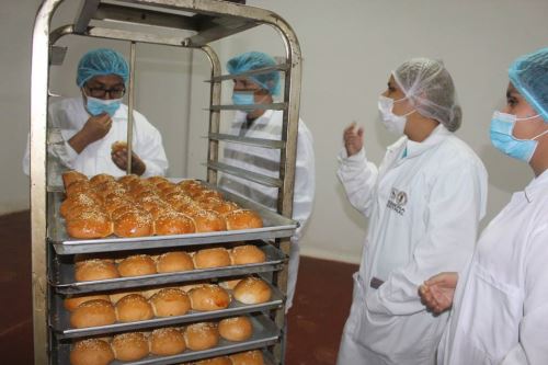 Preparan pan de pulpa de plátano con ajonjolí en el distrito de Pampas de Hospital, región Tumbes.