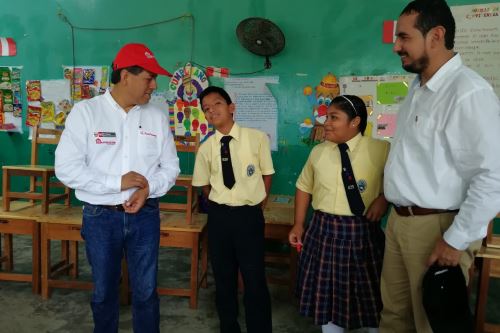 El director ejecutivo de la ARCC, Édgar Quispe, visitó el colegio República de Ecuador, ubicado en el distrito de Corrales, región Tumbes.