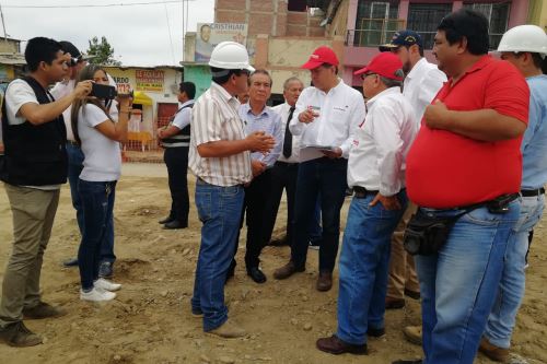 El director ejecutivo de la ARCC, Édgar Quispe, se reunió con el gobernador regional, Ricardo Flores, y el alcalde de Tumbes, Manuel de Lama, con quienes inspeccionó la obra de saneamiento en la avenida Mariscal Castilla.