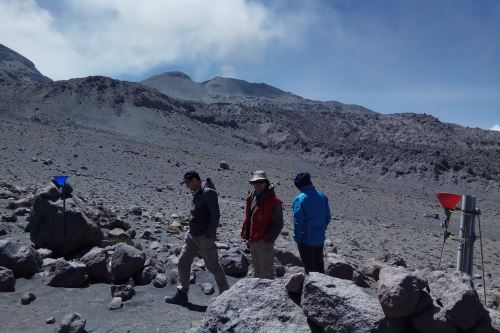 Investigadores franceses pudieron observar algunas explosiones del volcán Sabancaya, ubicado en la región Arequipa, a menos de cuatro kilómetros del cráter.