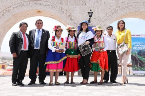 Viceministra de Turismo, Liz Chirinos, entregó plan turístico del Cotahuasi a gobernadora de Arequipa, Yamila Osorio.