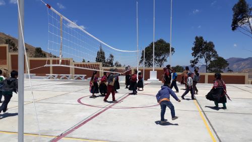 Escolares del caserío altoandino de Paygacerca, en Lambayeque, cuentan con áreas deportivas.