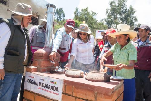 La ministra de Desarrollo e Inclusión Social, Liliana La Rosa,compartió con usuarias y usuarios de los programas sociales del distrito de Santa Cruz de Toledo, región Cajamarca.
