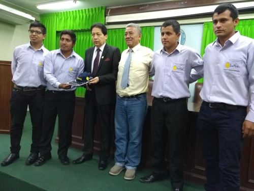 La Universidad Nacional Pedro Ruiz Gallo (UNPRG) de Lambayeque presentó el prototipo de un gorro solar, en cuya visera tiene un panel solar de celdas fotovoltaicas capaz de producir energía para recargar la batería del celular.