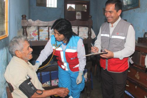 Usuarios de Pensión 65 de la Región Lima reciben atención médica.
