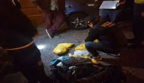 Agentes de la Dirandro decomisaron cinco paquetes de marihuana que se encontraban escondidos en un automóvil que transitaba por la ciudad de Arequipa.