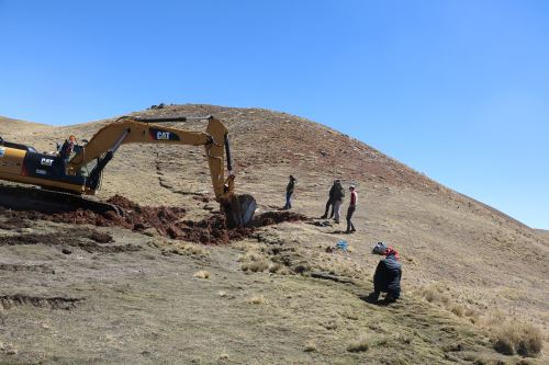 Géologos del Ingemmet y sus pares de Francia y Reino Unido supervisando los trabajos de excavación de la trinchera paleosismológica en la zona de ruptura de la  falla Parina.