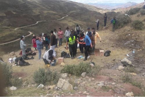 Vehículo que trasladaba a docentes cayó a una pendiente en Pomabamba.