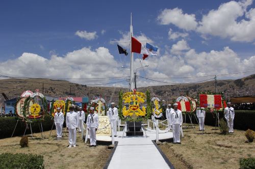 En la ceremonia en homenaje al héroe nacional Miguel Grau participaron diversas autoridades de Puno.